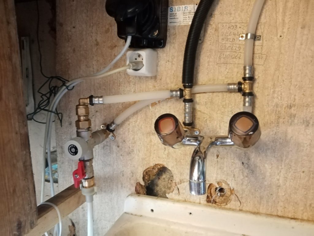 Le mitigeur et son alimentation en eau froide et chaude